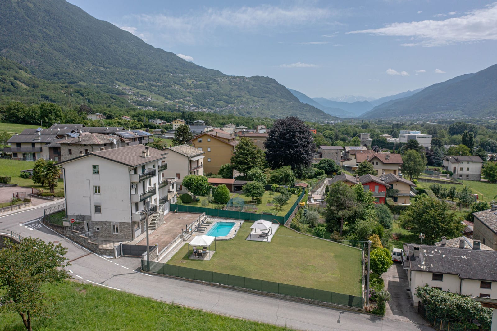 Vista panoramica del residence Spinedi Royale e della valle di Postalesio