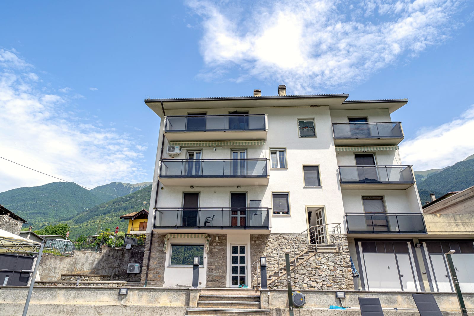 La facciata del residence con i balconi affacciati sulla valle