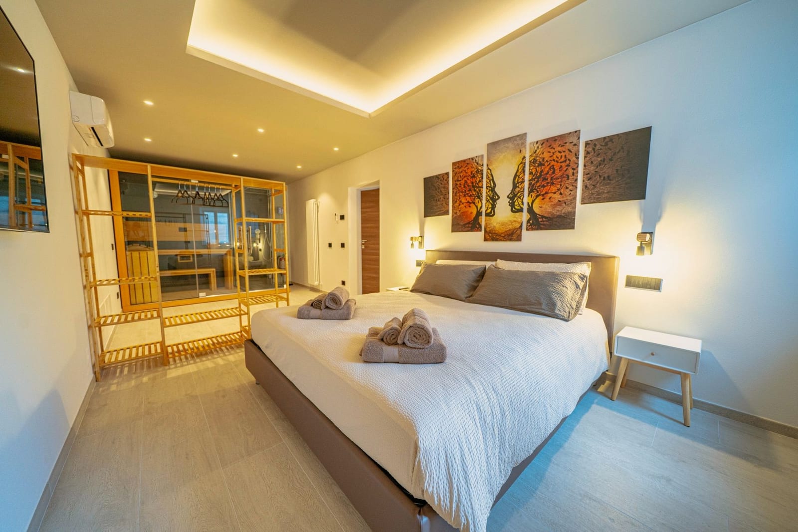 Suite Ambra — camera matrimoniale con libreria SPA