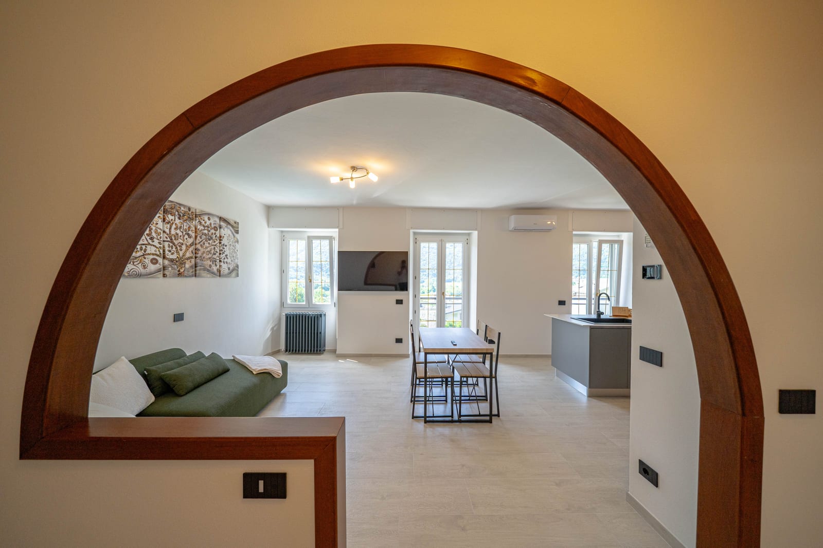 Suite Giada — l'arco interno verso la zona living