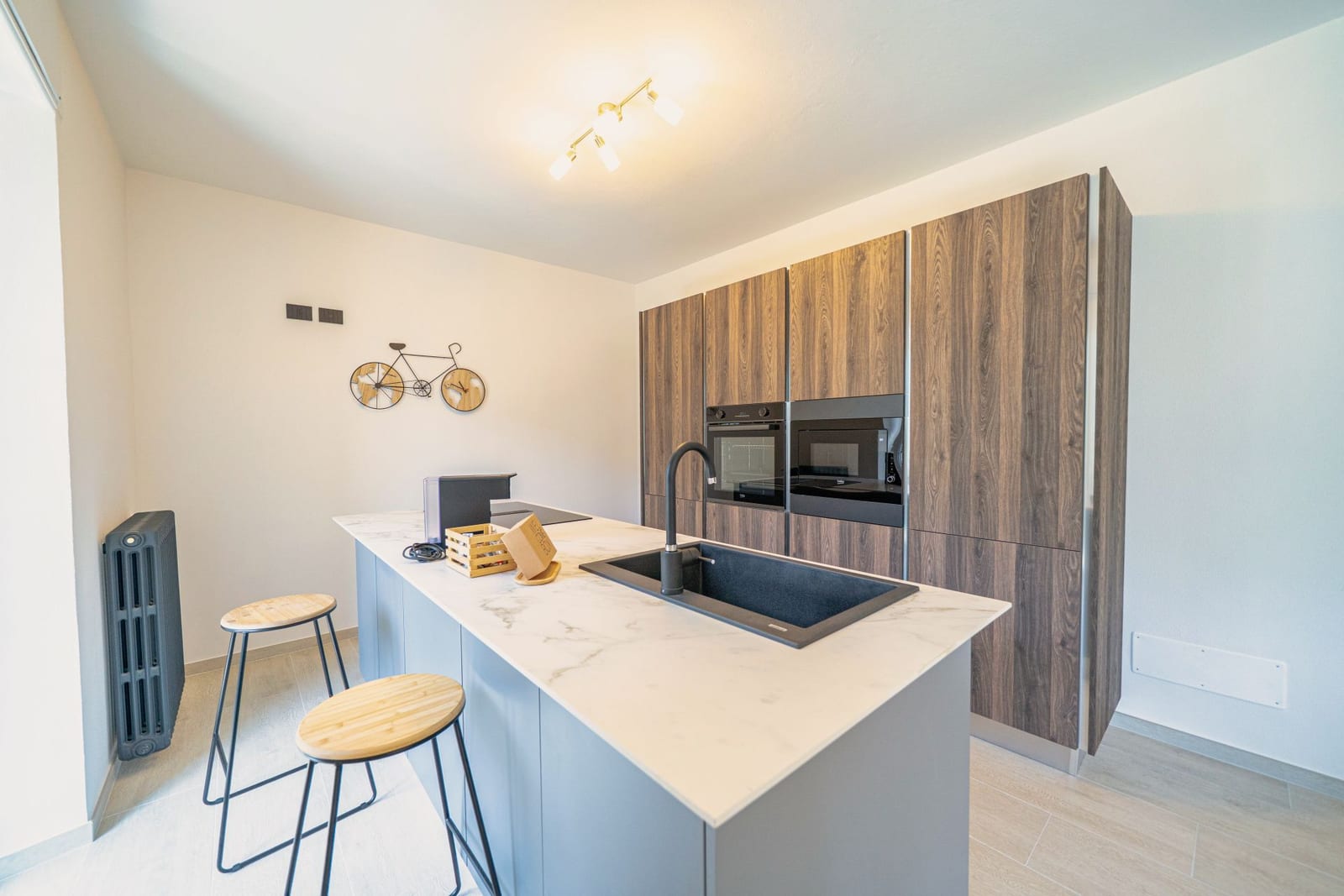 Suite Giada — cucina con isola in marmo