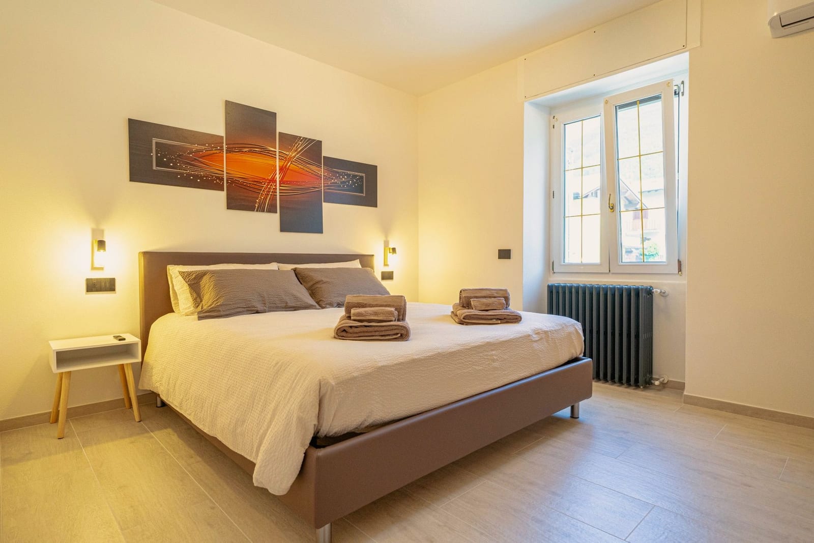 Suite Giada — camera matrimoniale con artwork, luce warm intima