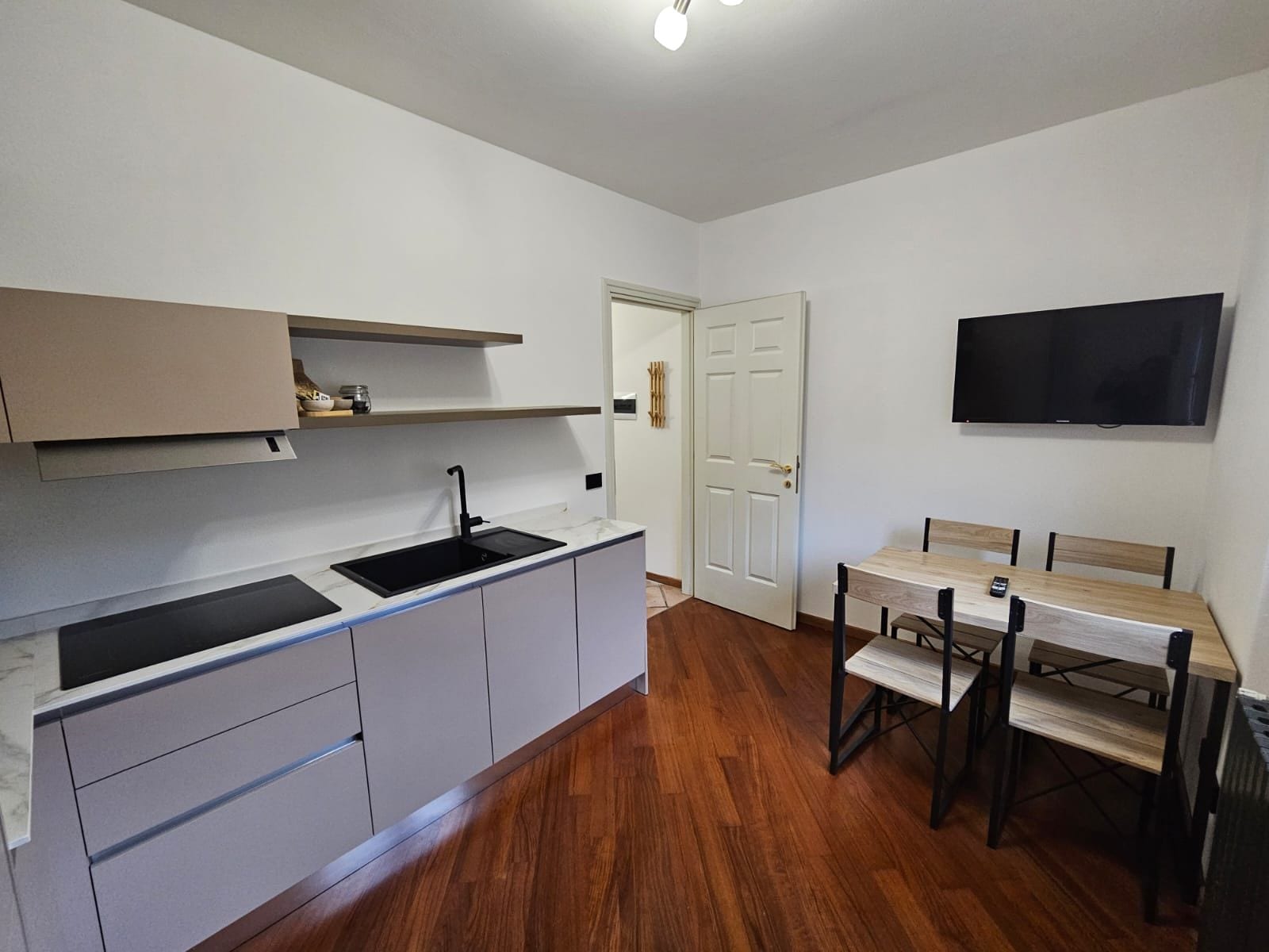 Suite Zaffiro — cucina in marmo bianco e zona pranzo