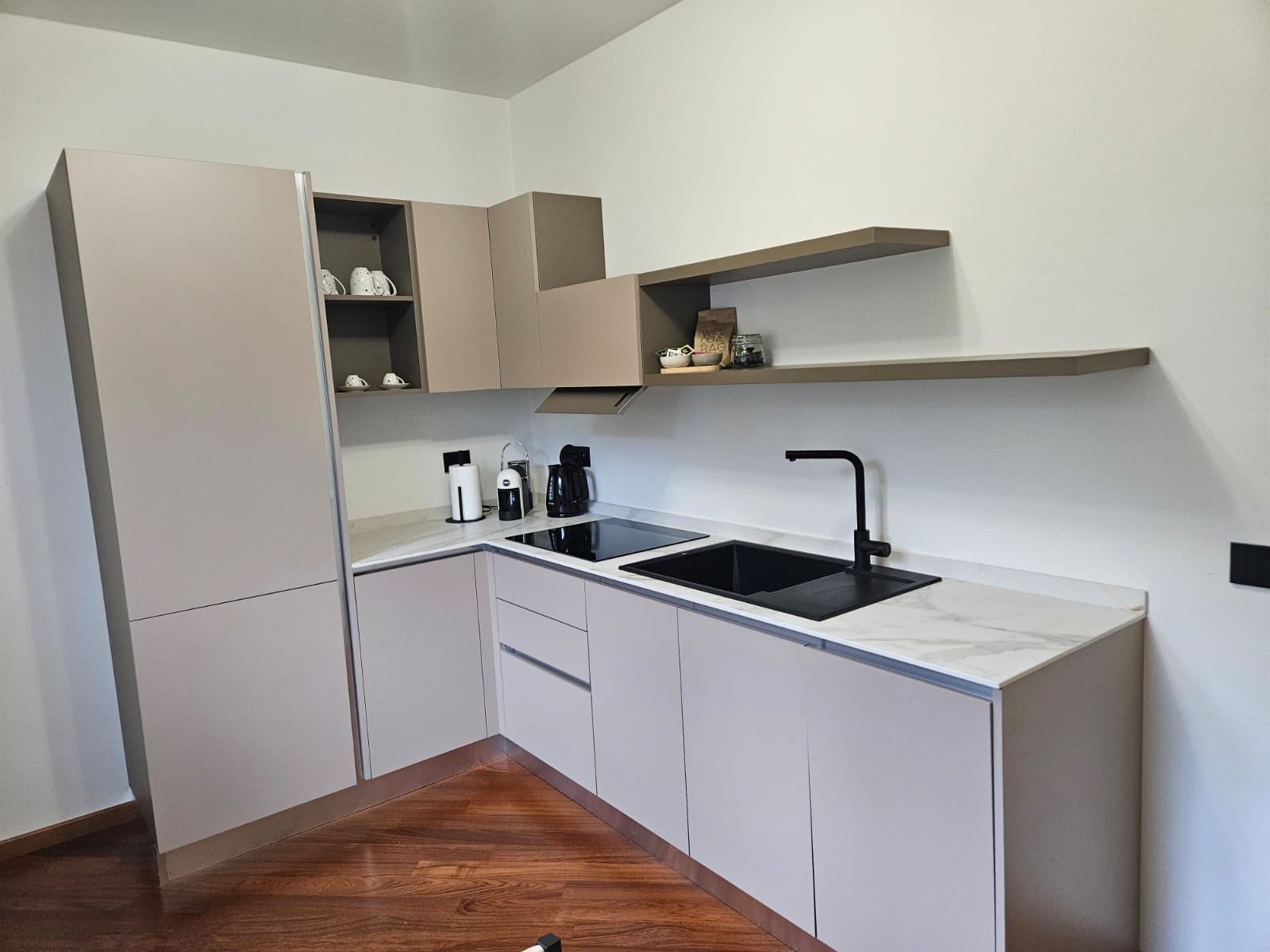 Suite Zaffiro — cucina con piano induzione