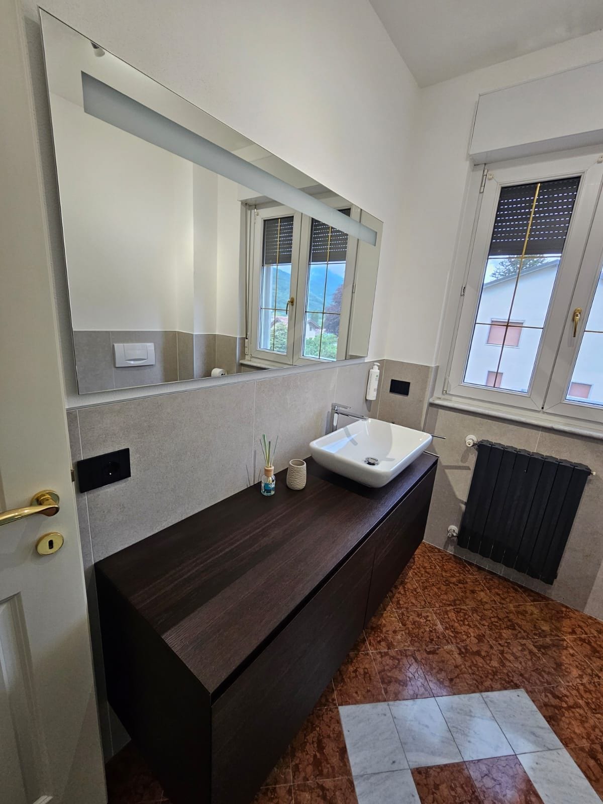 Suite Zaffiro — bagno secondario con finestra panoramica